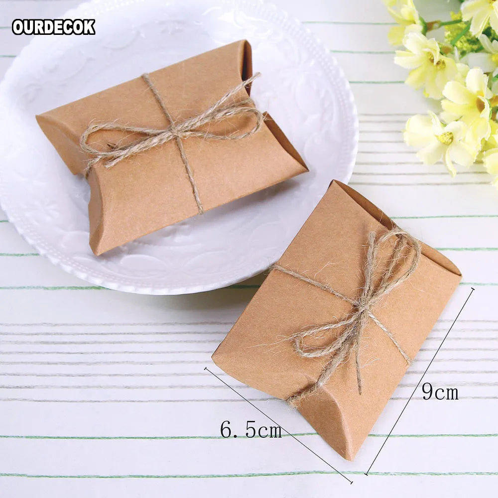 50 pcs/Lot mignon papier Kraft oreiller boîte à bonbons faveurs de mariage cadeau boîtes à bonbons avec étiquettes maison fête anniversaire approvisionnement