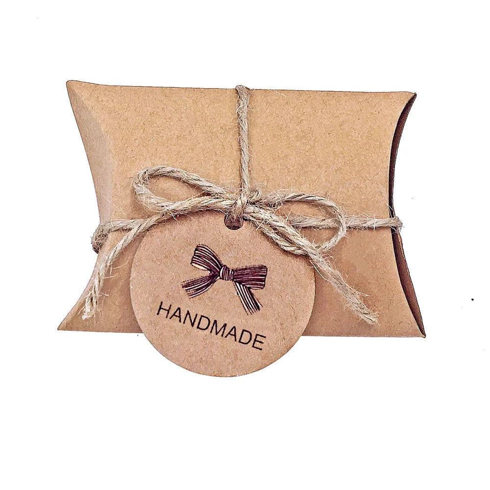 50 pcs/Lot mignon papier Kraft oreiller boîte à bonbons faveurs de mariage cadeau boîtes à bonbons avec étiquettes maison fête anniversaire approvisionnement