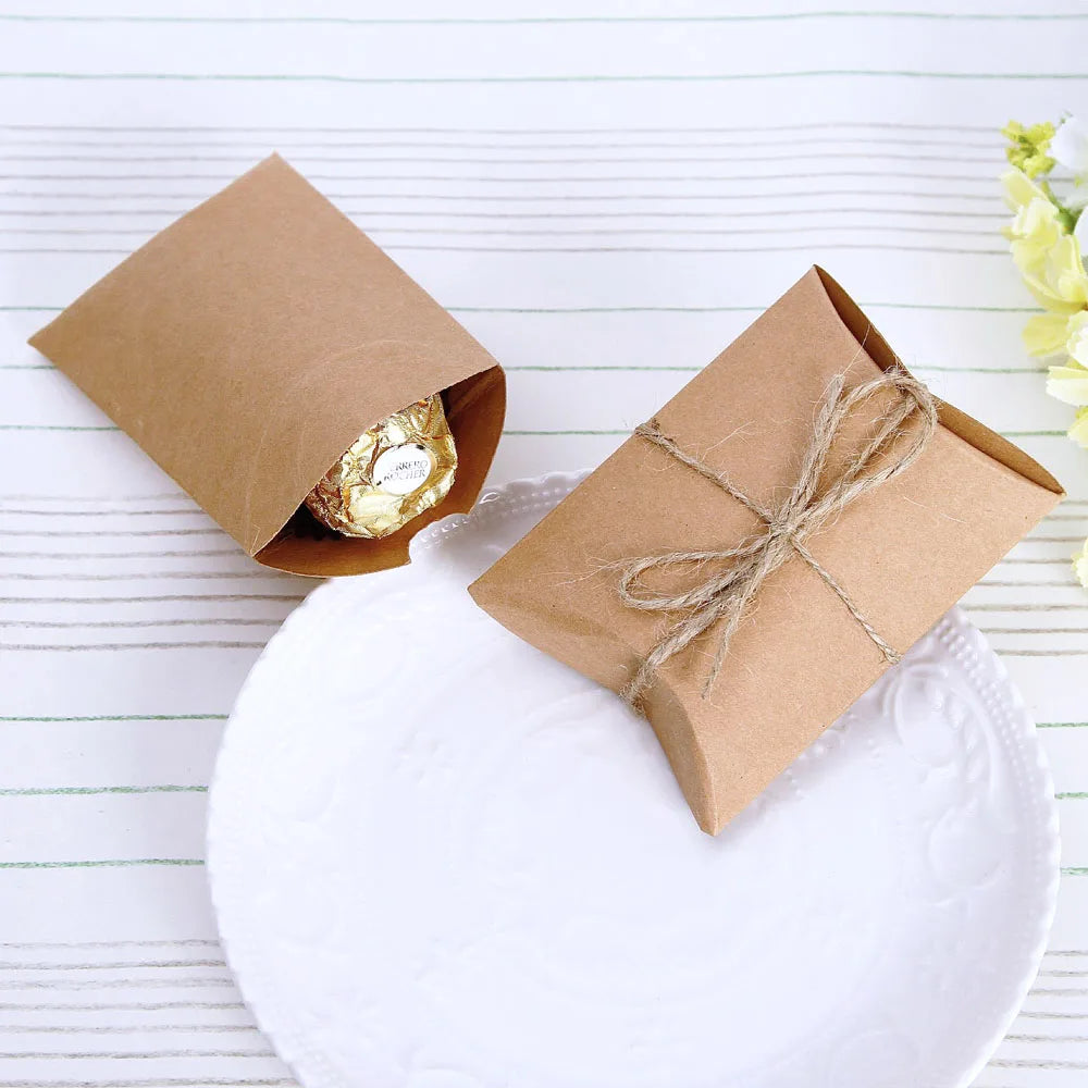 50 pcs/Lot mignon papier Kraft oreiller boîte à bonbons faveurs de mariage cadeau boîtes à bonbons avec étiquettes maison fête anniversaire approvisionnement