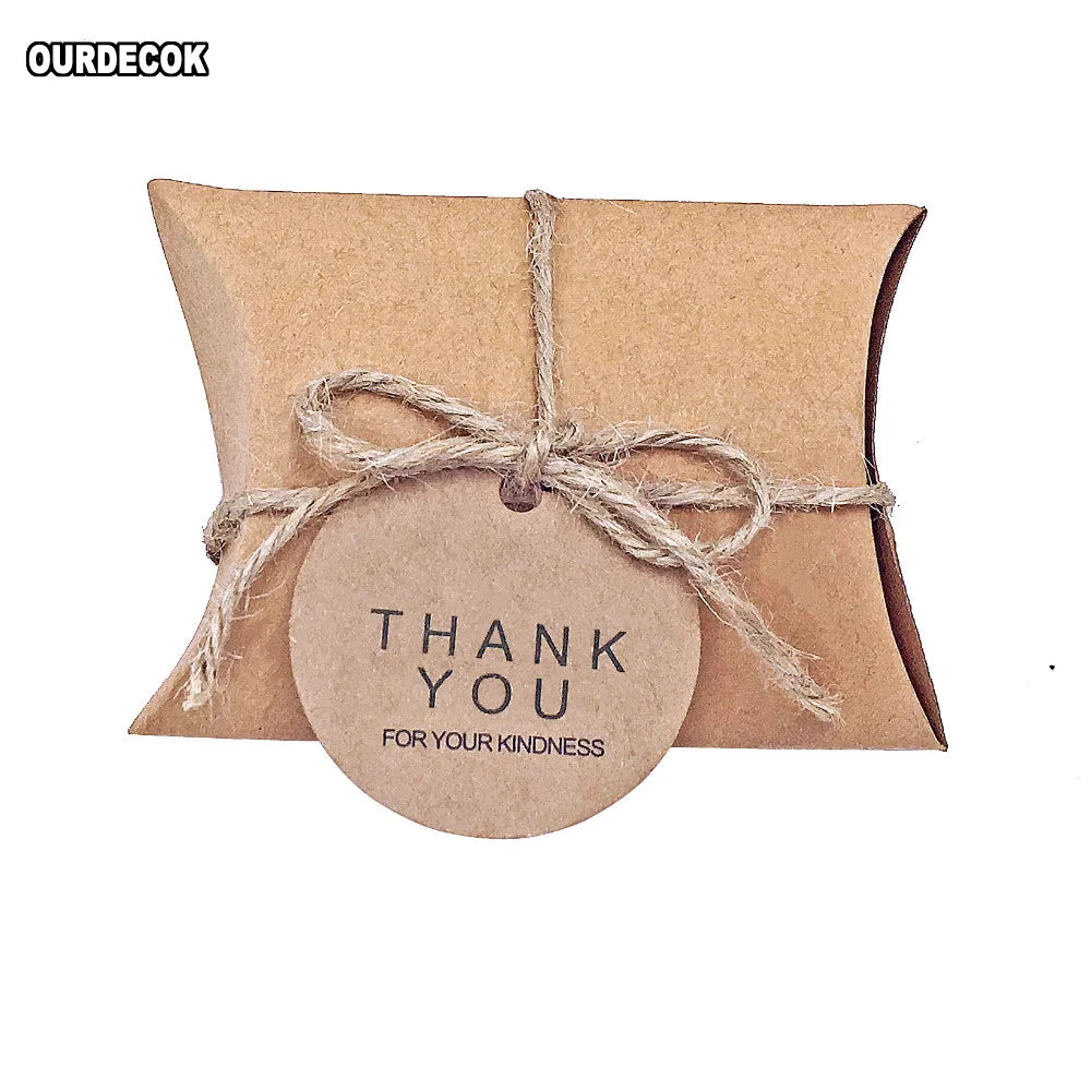 50 pcs/Lot mignon papier Kraft oreiller boîte à bonbons faveurs de mariage cadeau boîtes à bonbons avec étiquettes maison fête anniversaire approvisionnement