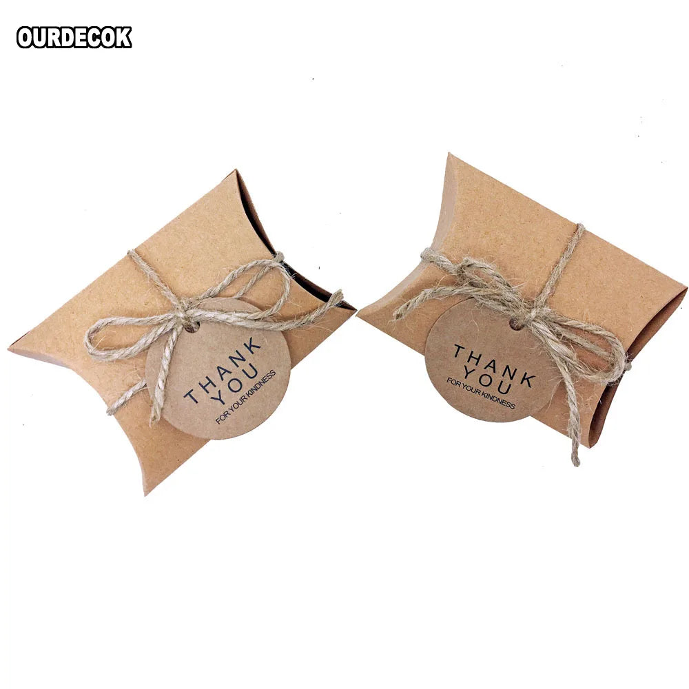 50 pcs/Lot mignon papier Kraft oreiller boîte à bonbons faveurs de mariage cadeau boîtes à bonbons avec étiquettes maison fête anniversaire approvisionnement