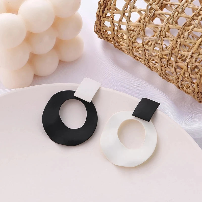 Boucles d'oreilles rondes creuses asymétriques pour femmes, noir, blanc,