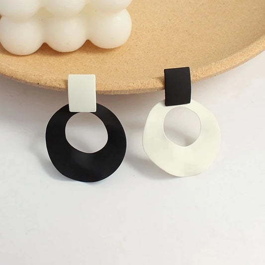 Boucles d'oreilles rondes creuses asymétriques pour femmes, noir, blanc,