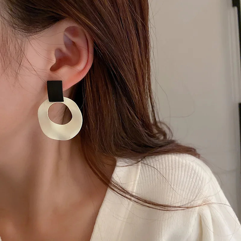 Boucles d'oreilles rondes creuses asymétriques pour femmes, noir, blanc,