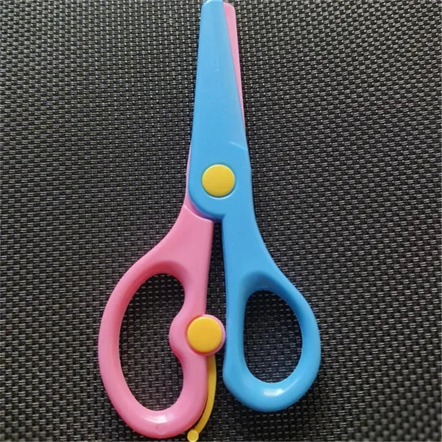 Nouveau 1 pièces 135mm Mini sécurité tête ronde ciseaux en plastique étudiant enfants papier coupe Minions fournitures pour la maternelle école