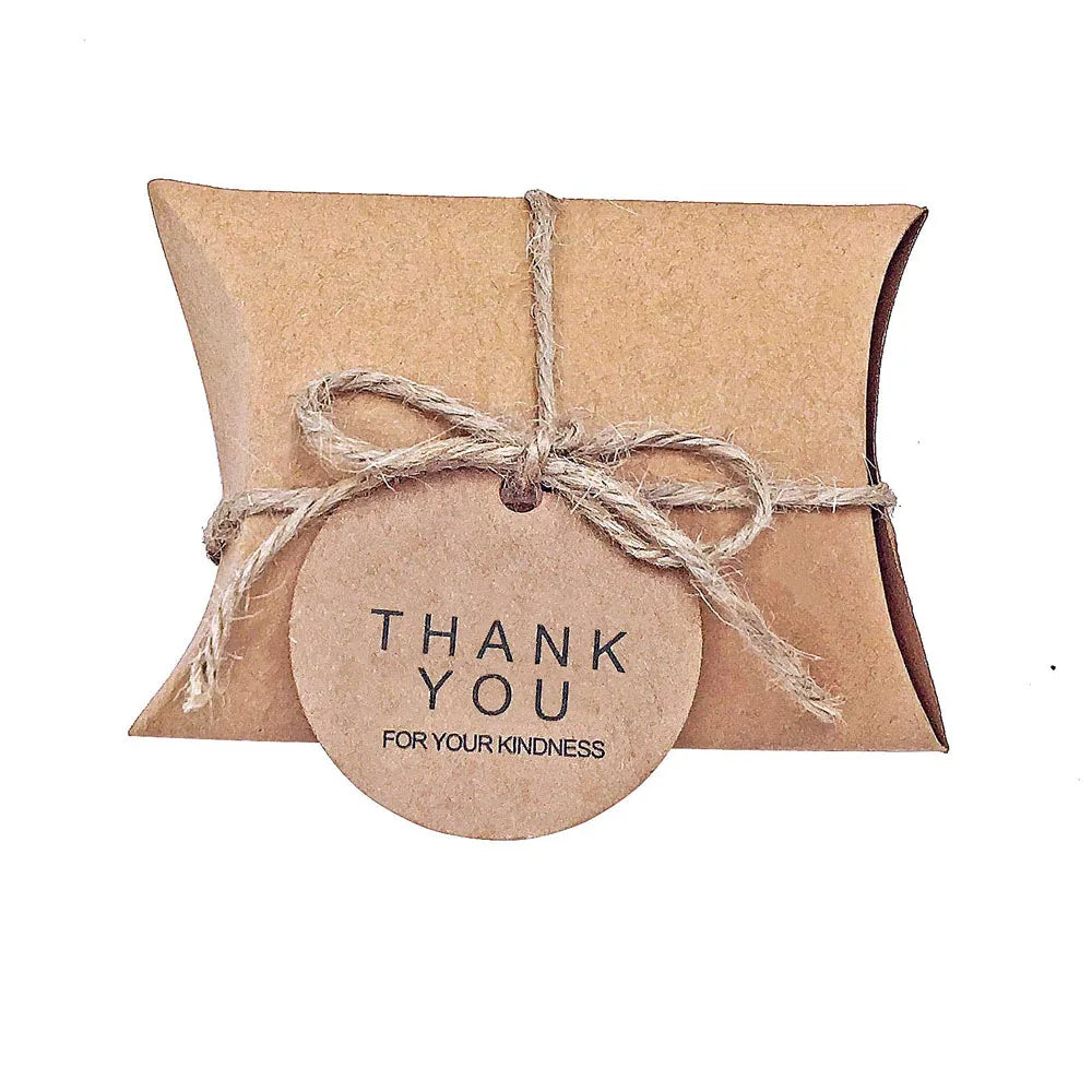 50 pcs/Lot mignon papier Kraft oreiller boîte à bonbons faveurs de mariage cadeau boîtes à bonbons avec étiquettes maison fête anniversaire approvisionnement