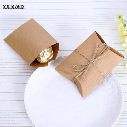 50 pcs/Lot mignon papier Kraft oreiller boîte à bonbons faveurs de mariage cadeau boîtes à bonbons avec étiquettes maison fête anniversaire approvisionnement