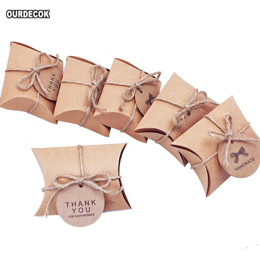 50 pcs/Lot mignon papier Kraft oreiller boîte à bonbons faveurs de mariage cadeau boîtes à bonbons avec étiquettes maison fête anniversaire approvisionnement