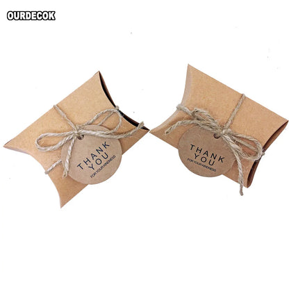 50 pcs/Lot mignon papier Kraft oreiller boîte à bonbons faveurs de mariage cadeau boîtes à bonbons avec étiquettes maison fête anniversaire approvisionnement