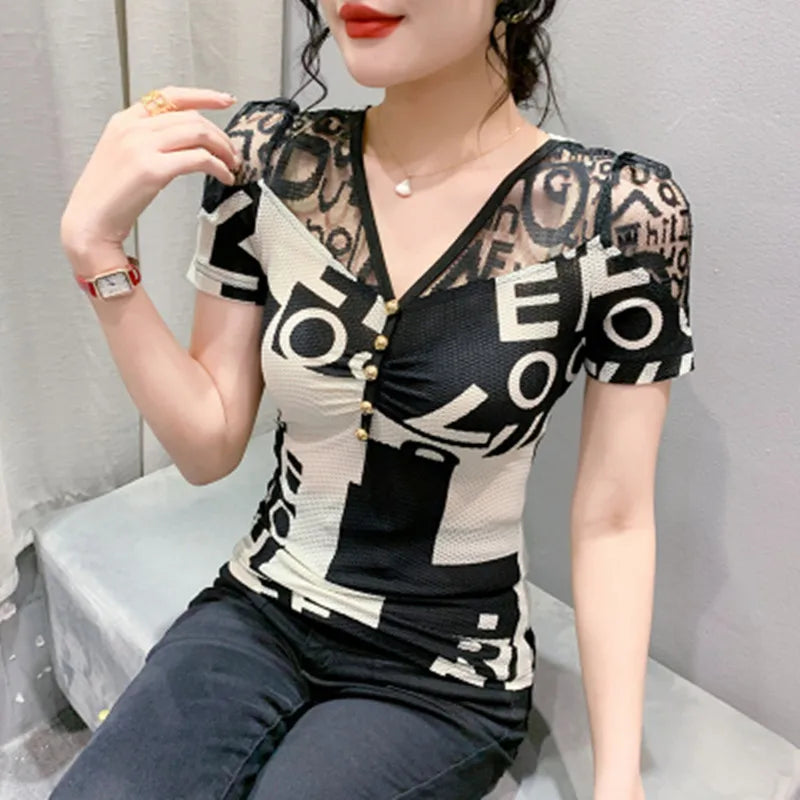 T-shirt évidé à manches courtes pour femmes, col en V boutonné, patchwork de dentelle sexy, t-shirts d'été, vêtements chics, nouveau design
