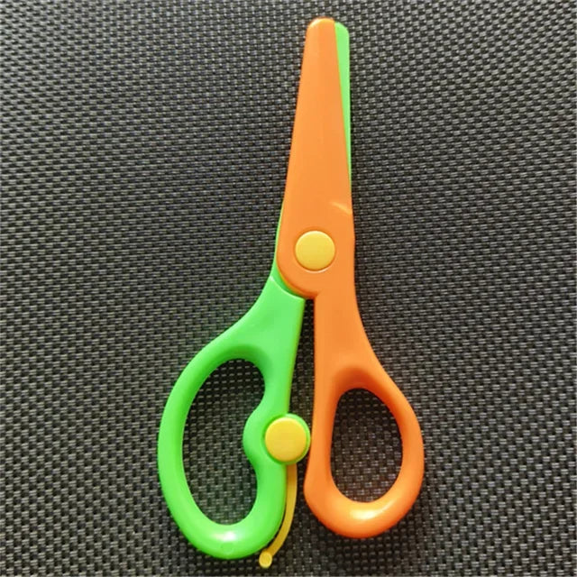 Nouveau 1 pièces 135mm Mini sécurité tête ronde ciseaux en plastique étudiant enfants papier coupe Minions fournitures pour la maternelle école