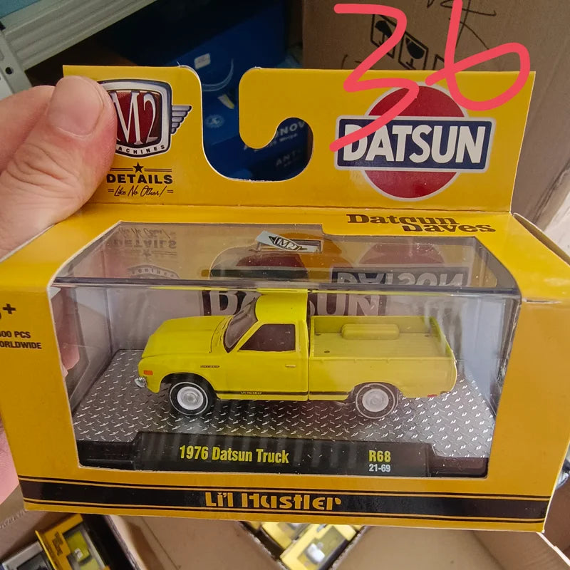 Modèle de voiture en alliage moulé sous pression, échelle 1:64 1976 Datsun, Simulation statique, décoration de véhicule en métal, Collection cadeau, en Stock