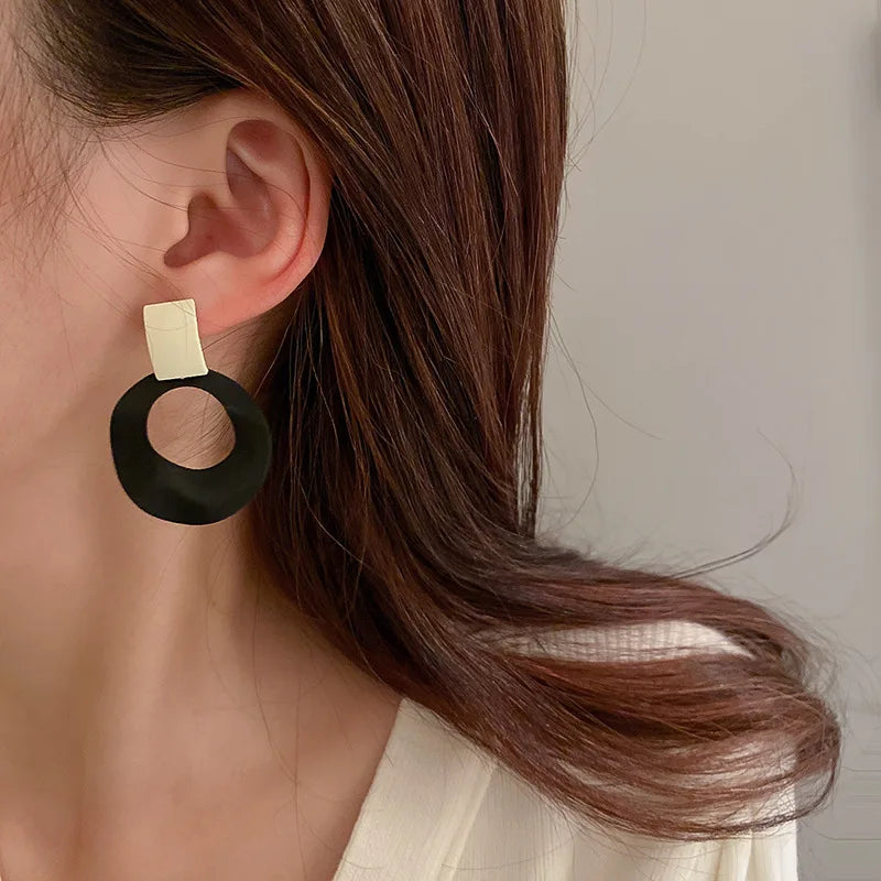Boucles d'oreilles rondes creuses asymétriques pour femmes, noir, blanc,