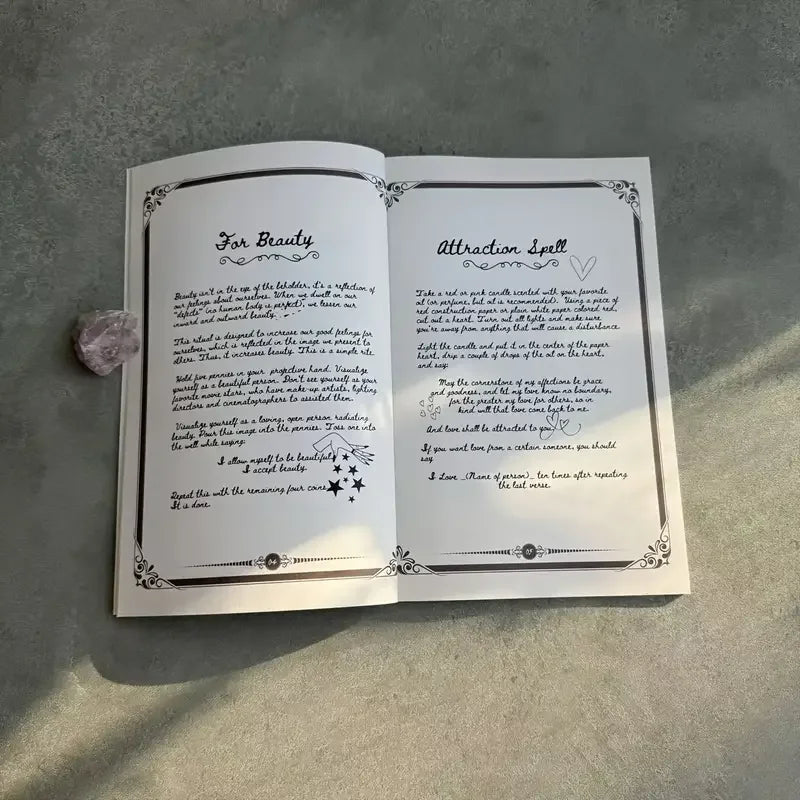 Livre de feuilles de vieille sorcière en relief doré |   A5 Wizardry Grimoire avec motif papillon et symboles mystiques |   Papier premium