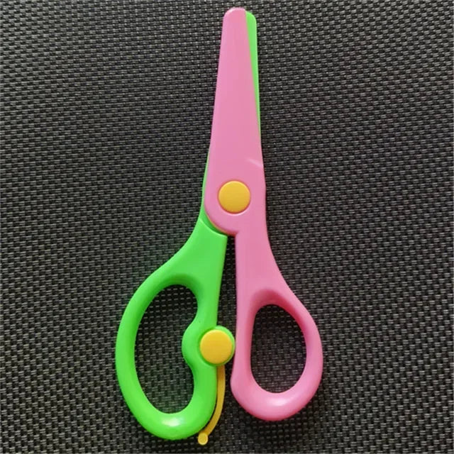 Nouveau 1 pièces 135mm Mini sécurité tête ronde ciseaux en plastique étudiant enfants papier coupe Minions fournitures pour la maternelle école