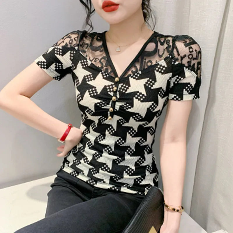 T-shirt évidé à manches courtes pour femmes, col en V boutonné, patchwork de dentelle sexy, t-shirts d'été, vêtements chics, nouveau design