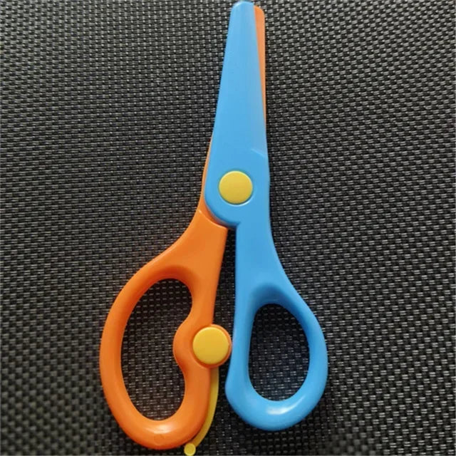 Nouveau 1 pièces 135mm Mini sécurité tête ronde ciseaux en plastique étudiant enfants papier coupe Minions fournitures pour la maternelle école