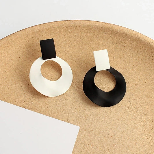 Boucles d'oreilles rondes creuses asymétriques pour femmes, noir, blanc,