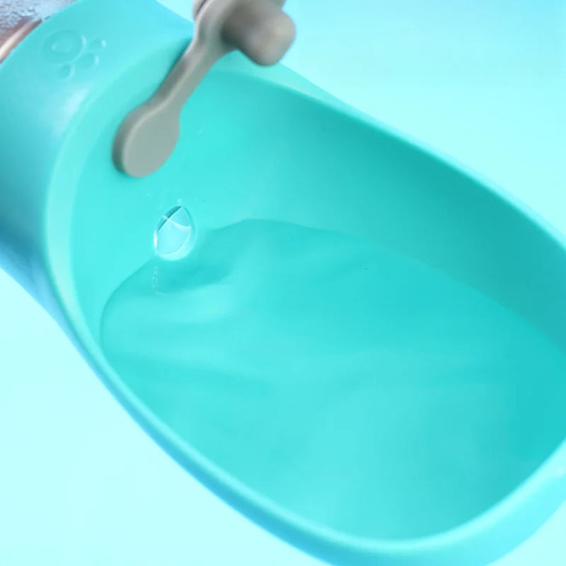 Bouteille d'eau de voyage portable pour animaux de compagnie, adaptée à un usage extérieur, idéale pour les chiens, les chats et spécialement pour l'alimentation des animaux de compagnie de races en peluche