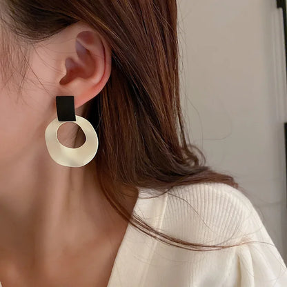 Boucles d'oreilles rondes creuses asymétriques pour femmes, noir, blanc,